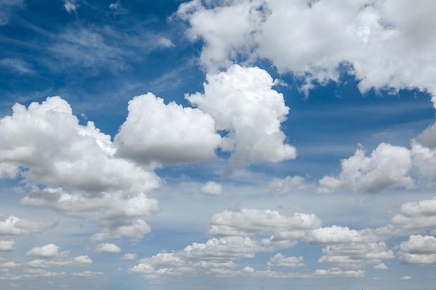 Soffici nuvole bianche sullo sfondo del cielo blu dalle nuvole