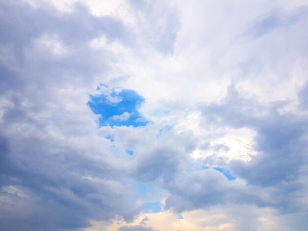 Foto soffici nuvole bianche sullo sfondo del cielo blu dalle nuvole