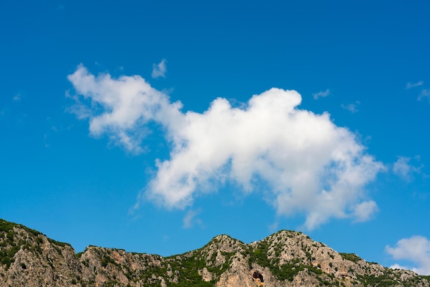 山の上の青い空に白いふわふわの雲