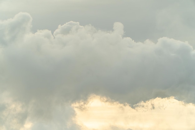 青い空に白いフワフワした雲。自然な背景とテクスチャー。白い積雲