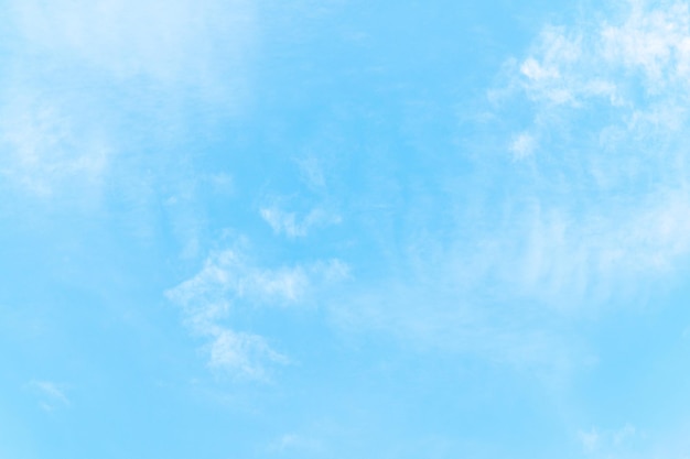 Photo white fluffy clouds in blue sky