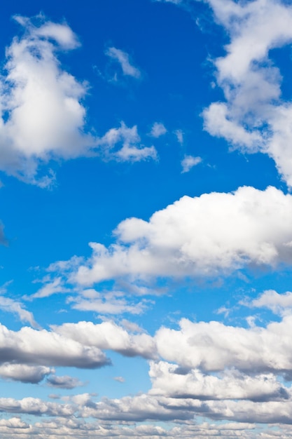 Foto bianche soffici nuvole nel cielo blu