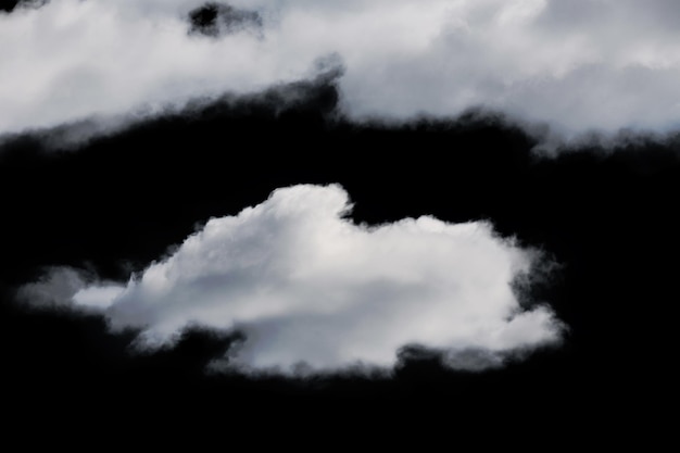 黒の背景に分離された白いふわふわの雲