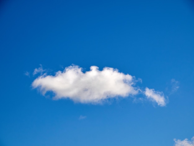 空の背景の白いふわふわの雲 クムルス雲