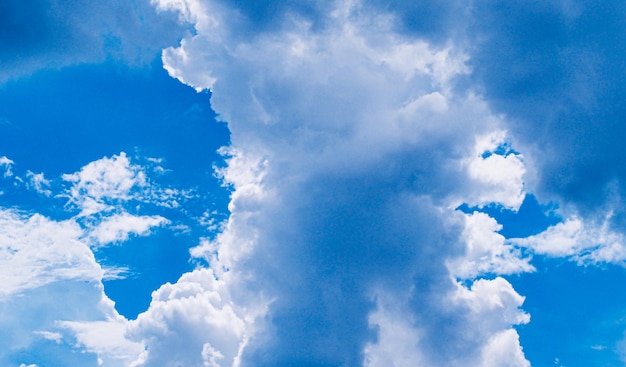 Белые пушистые облака на фоне неба с фоном голубого неба для копирования пространства