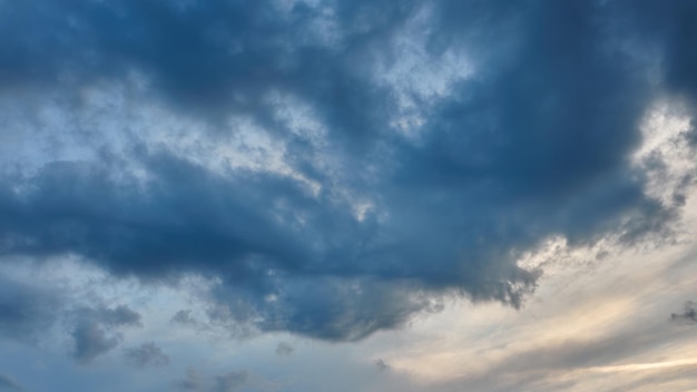 Белые пушистые облака в небе Голубое небо и облачное покрытие в солнечный летний день Пустое пространство для копирования фона