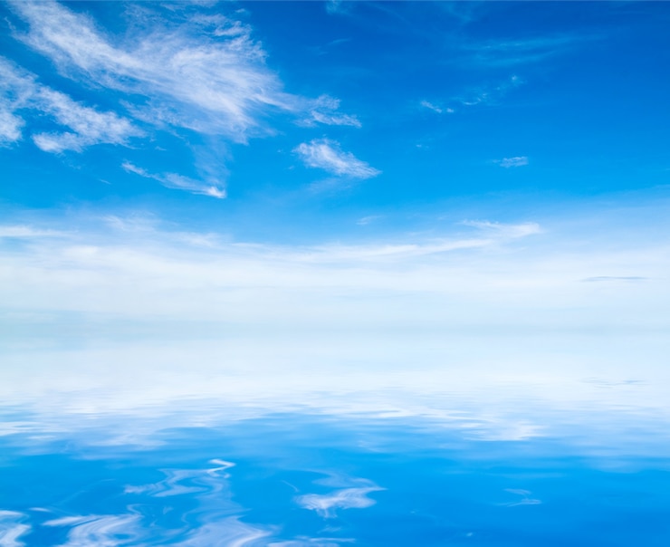 Photo 青い空に虹と白いふわふわの雲