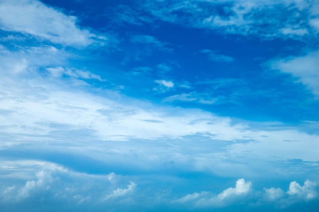 Foto nuvole bianche e soffice con l'arcobaleno nel cielo blu