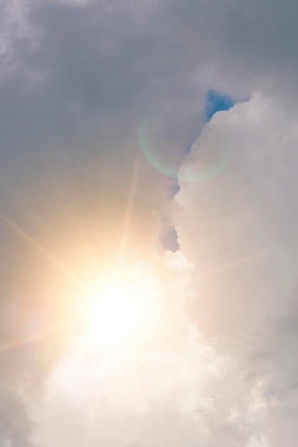 太陽の背景に白いふわふわの雲