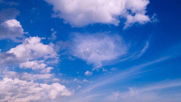 青い空の背景と白いふわふわ雲空の背景