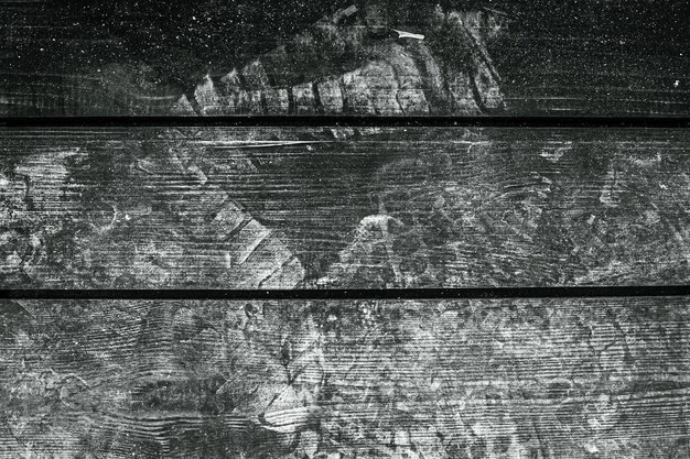 Фото Белые следы мужской обуви на темной деревянной лестнице отпечаток ботинка размер обуви строительная пыль