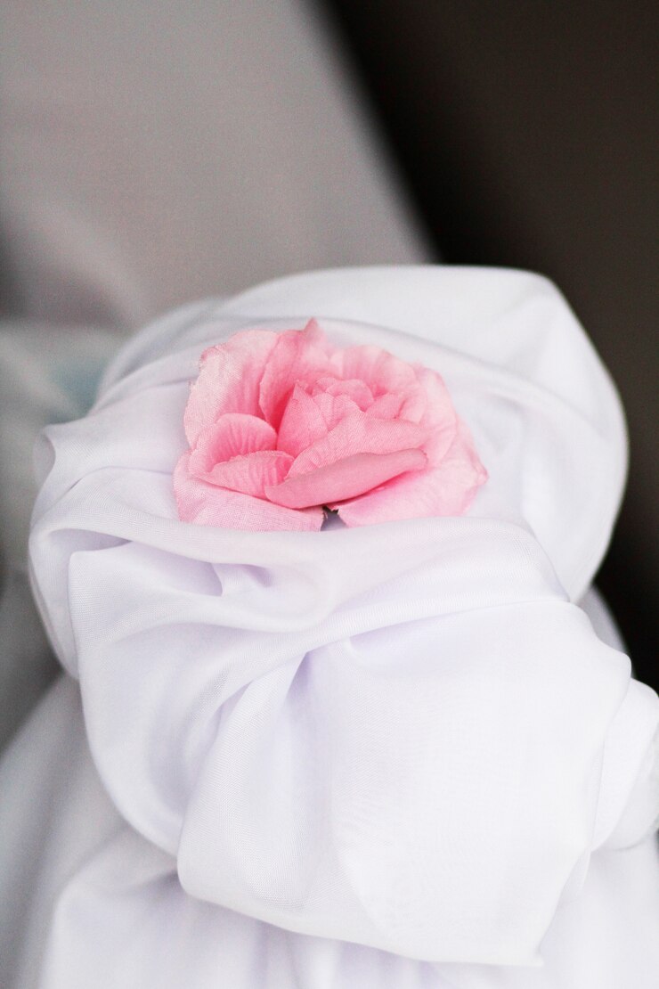 Photo white frabic flower decoration and pink rose in wedding bridal