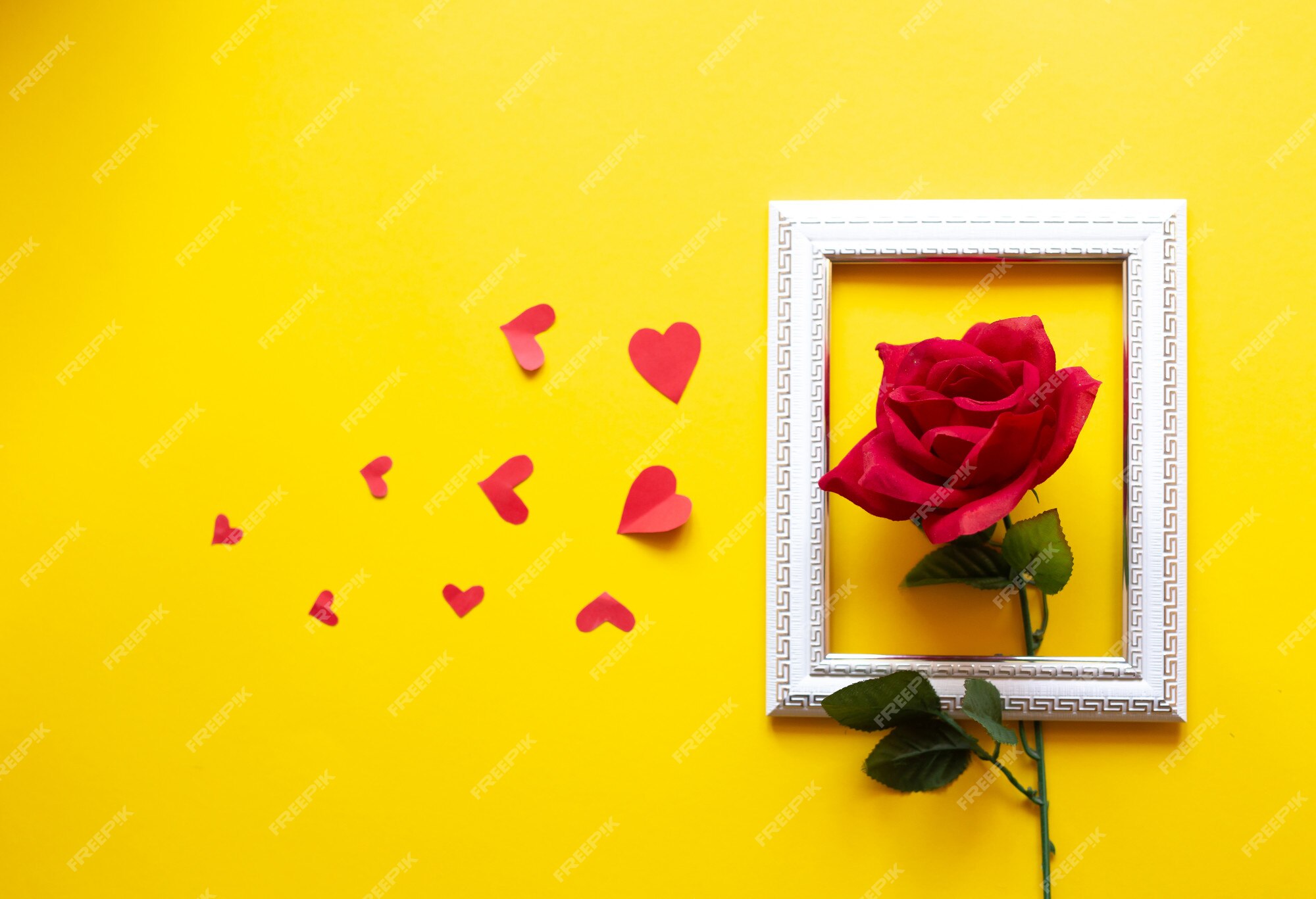 Hình nền đẹp Yellow background red rose Thích hợp cho mọi màn hình