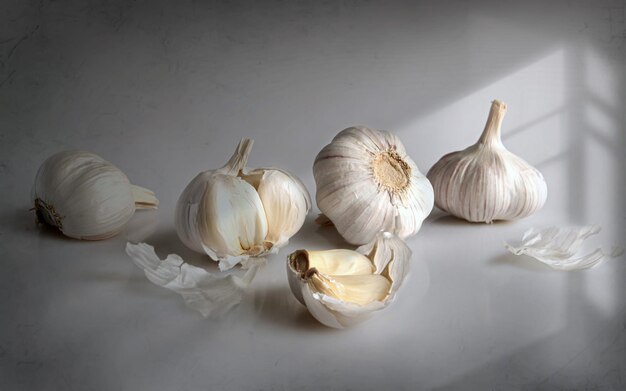 Photo white garlic on a white background