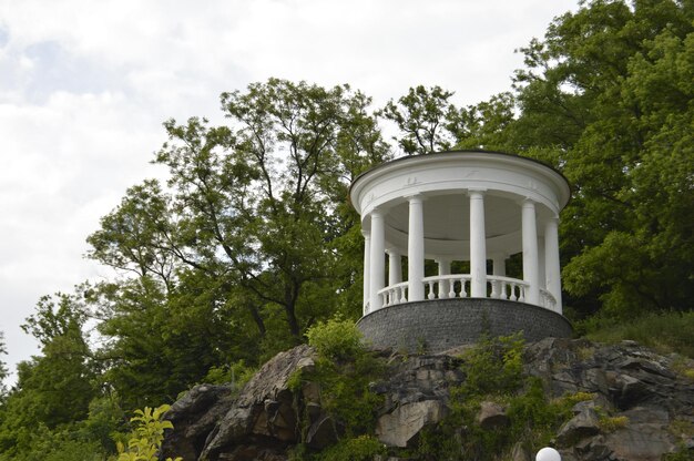 Photo a white gazebo on top of cliff