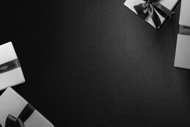 写真 黒の背景と黒のリボンと白のギフトボックス。ブラックフライデーのコンセプト