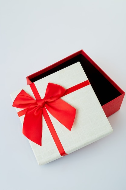 화이트에 빨간 리본 활과 흰색 선물 상자