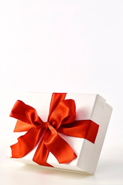 빨간 리본 활과 흰색 선물 상자
