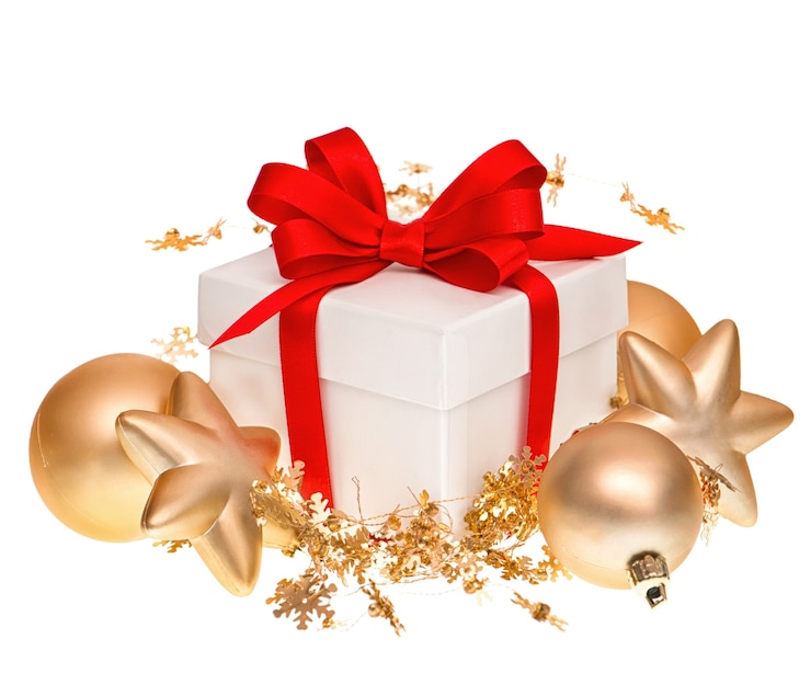 Photo white gift box with red ribbon and golden balls decoration on white background