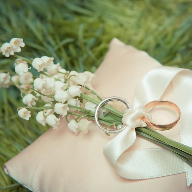 White gold wedding rings with a bouquet