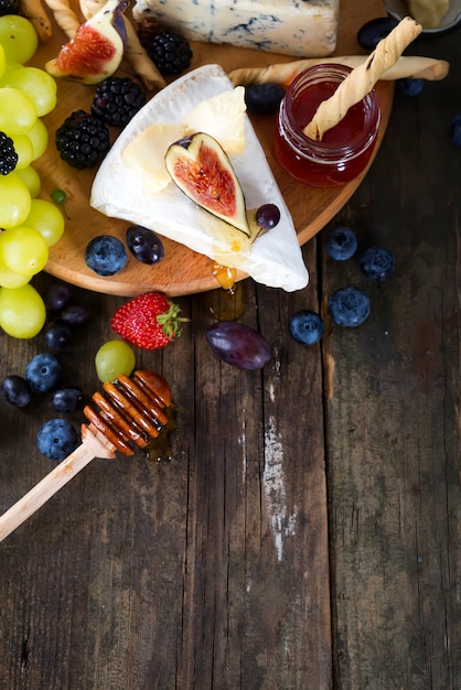 Foto uva bianca, pane, miele e formaggio