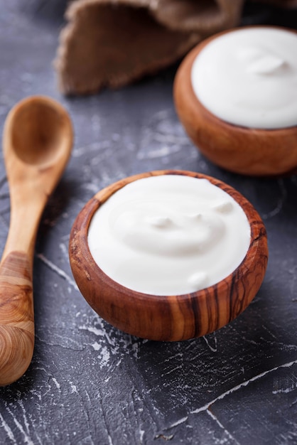 Yogurt greco bianco in ciotola di legno