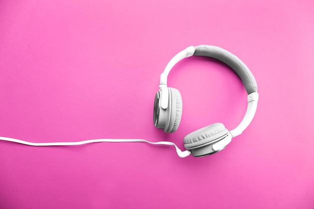 분홍색 배경에 흰색과 회색 헤드폰