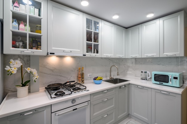 흰색과 회색의 새롭고 현대적인 잘 설계된 주방 가구