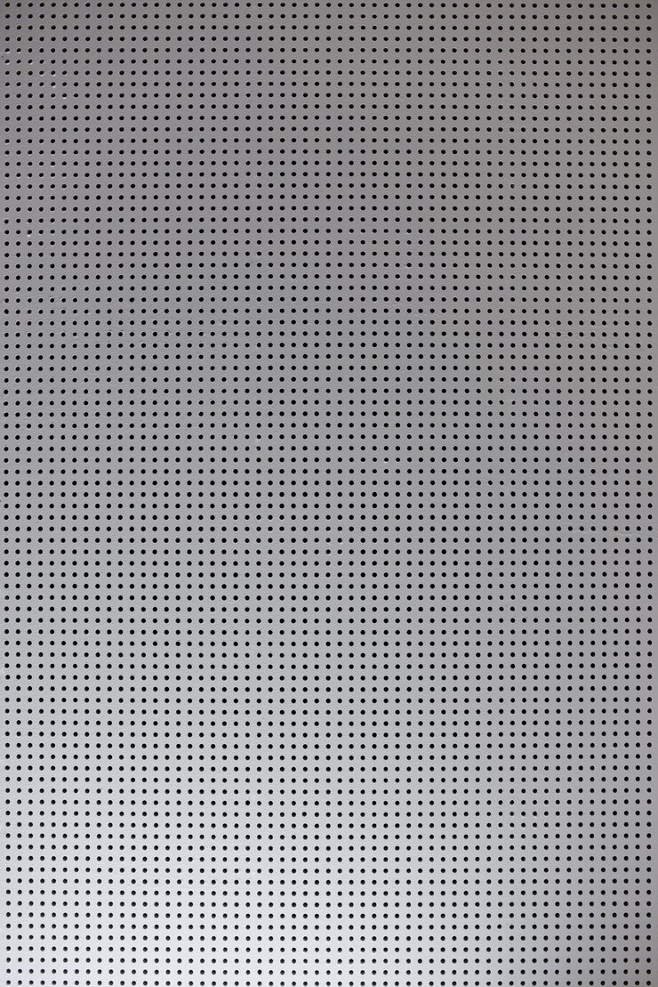 작은 둥근 구멍이있는 흰색 그릴