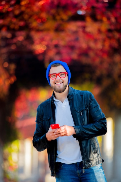 White guy using a mobile phone in a park