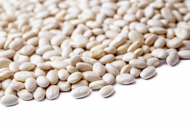 Photo white haricot beans on the white background