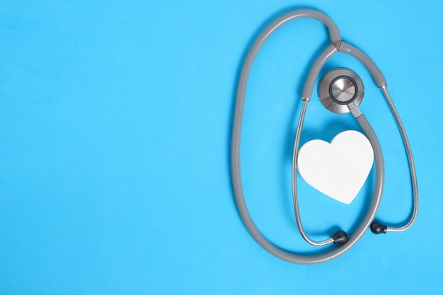 흰색 심장 및 파란색 배경에 청진 기심장 질환 건강 검진
