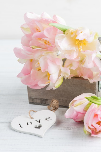 Белое сердце с розовыми тюльпанами