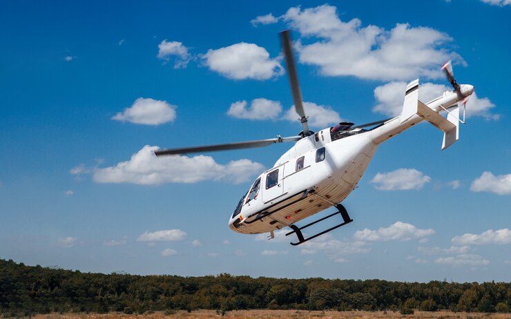 Photo a white helicopter takes off from the runway.