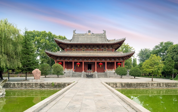 White horse temple is de eerste door de overheid gerunde tempel die is gebouwd nadat het boeddhisme in china werd geïntroduceerd