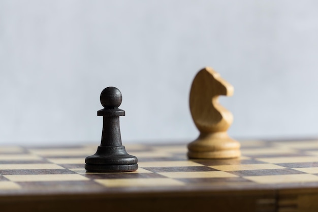 A white horse threatening a black pawn