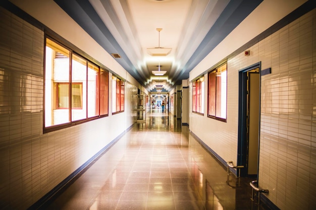照片白色医院走廊,清洁卫生的空间