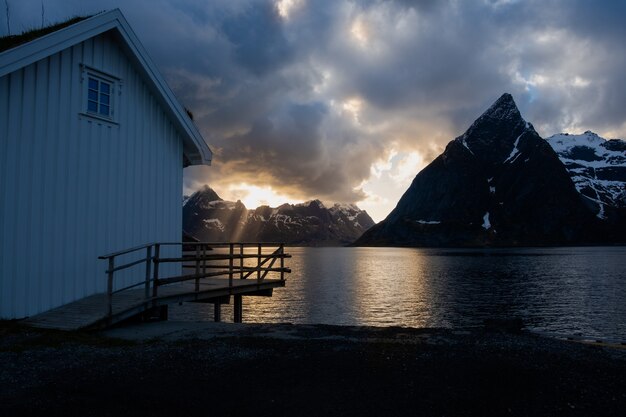 Casa bianca sul mare alle isole lofoten