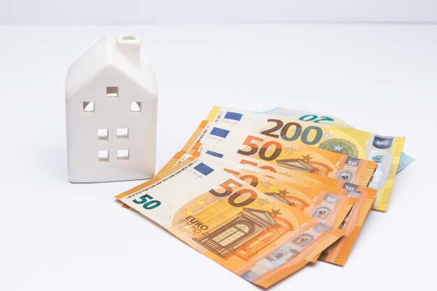 Белый дом с наличными деньгами в евро как концепция инвестиций в недвижимость Выгодный брокер после продажи дома
