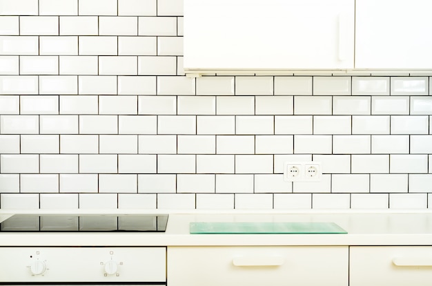 Interior design bianco, cucina in stile moderno e minimalista con elettrodomestici.