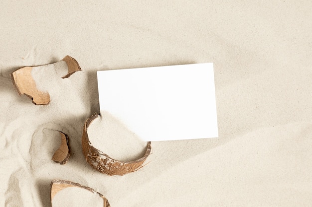 Фото Макет белого приглашения на песке концепция пляжного отдыха flat lay