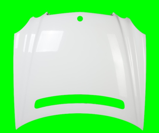 Белый железный капот на зеленом изолированном фоне отдельно после окраски и выпрямления капота в автосервисе для продажи