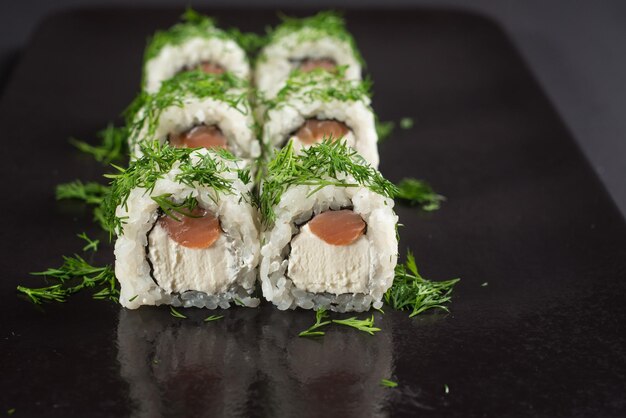 Foto sushi giapponese bianco su sfondo nero