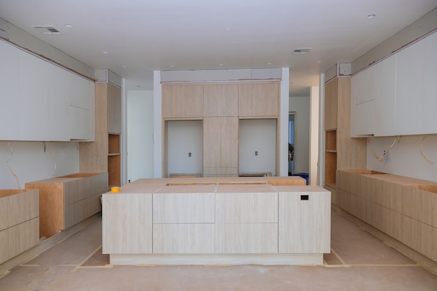 Белые кухонные деревянные шкафы с современными