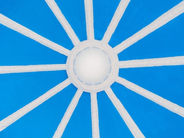 원형 홀의 파란색 천장에 흰색 램프