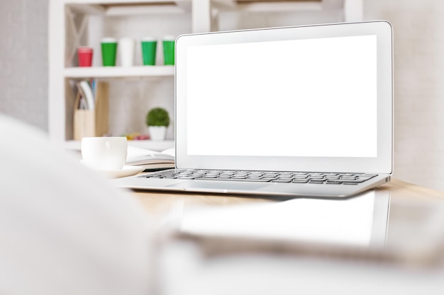 Photo white laptop on office desktop