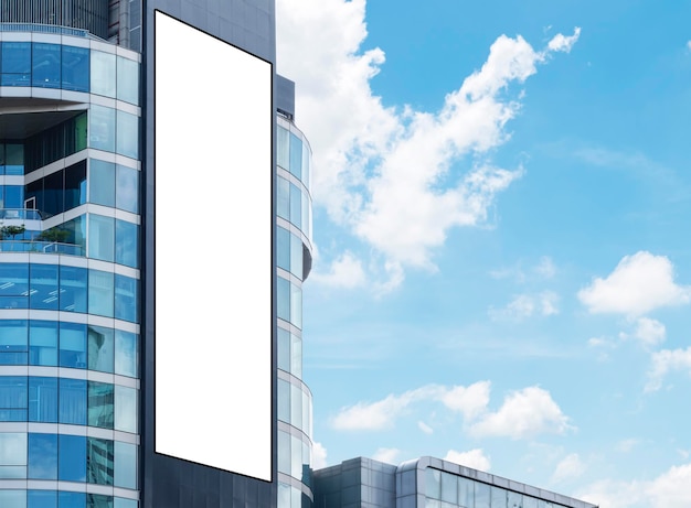 青い空を背景にしたタワービルの白い大型 LED ディスプレイ垂直看板クリッピング パス