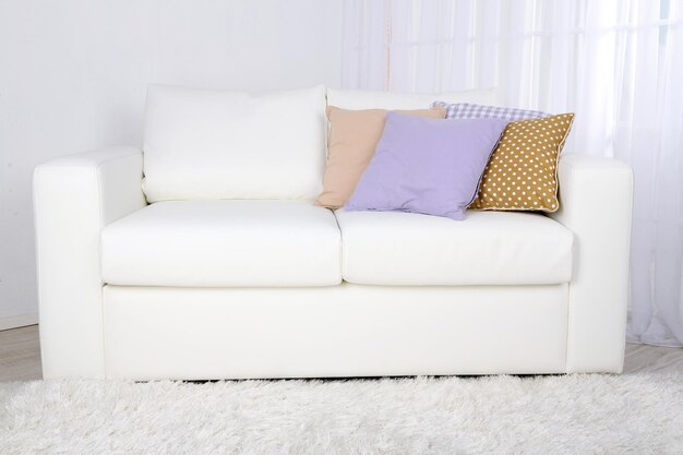 写真 部屋の白い革張りのソファ