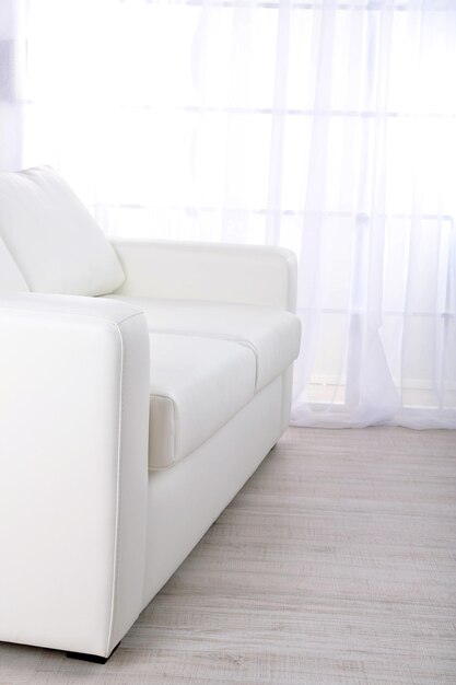 Photo white leather sofa in room