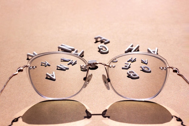Lettere bianche a fuoco occhiali su sfondo marrone concetto di visione